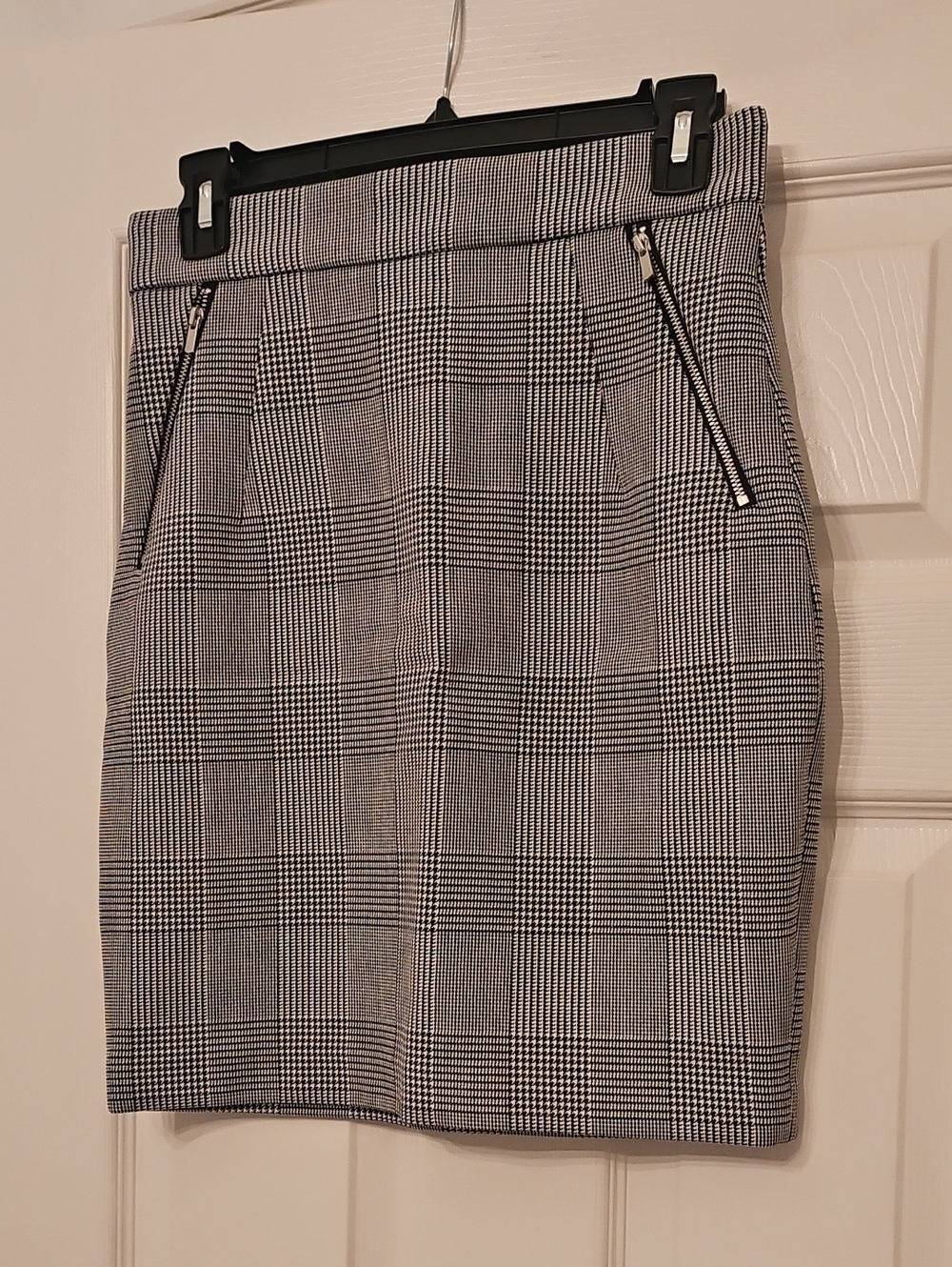 H&M Gray and Black Glen Plaid Pencil Skirt with Diagonal Zip Pockets